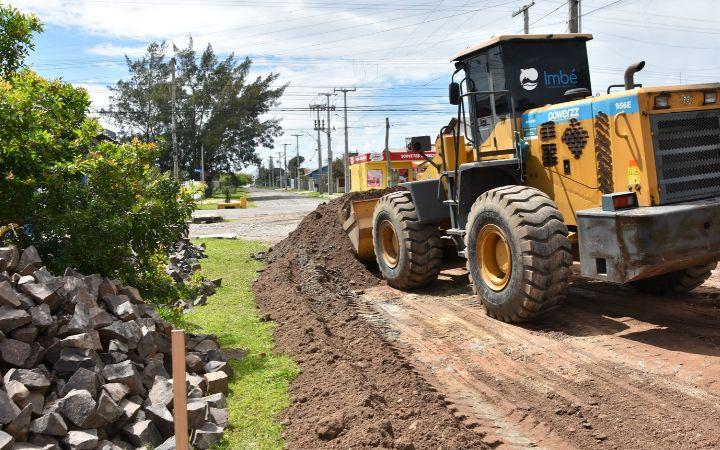 Secretaria Municipal de Obras e Viação de Imbé inicia a pavimentação na Rua General Osório no balnéario Marisul