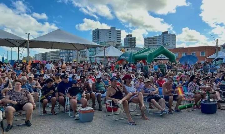 🎶🌅 A Beira-Mar de Tramandaí foi cenário de um fim de tarde de muita cultura e musica boa!