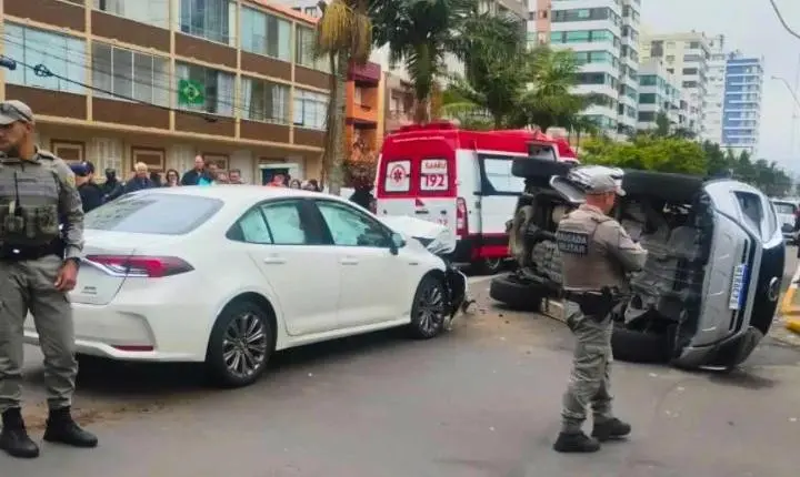 Acidente entre dois veículos termina com carro capotado em Capão da Canoa