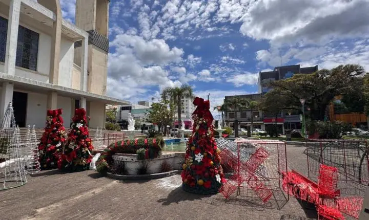 Administração Municipal de Osório inicia a colocação da decoração de Natal