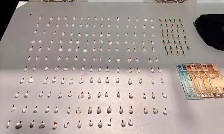 ADOLESCENTE É APREENDIDO COM 196 PORÇÕES DE DROGAS EM BALNEÁRIO PINHAL