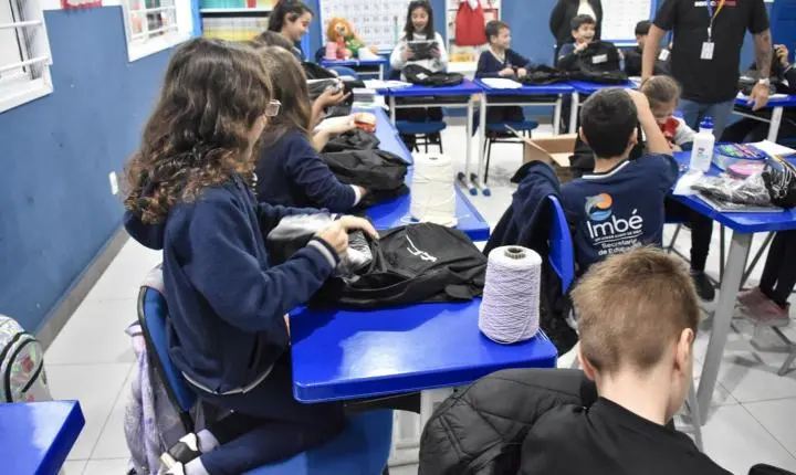 Alunos da EMEF Olavo Bilac de Imbé recebem kits do Programa Descobertas