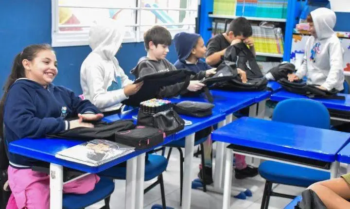 Alunos da EMEF Olavo Bilac de Imbé recebem kits do Programa Descobertas
