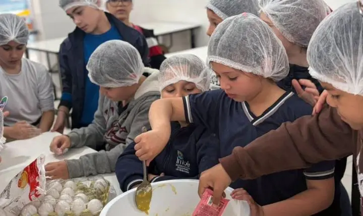 ALUNOS DA EMEF TIRADENTES RESGATAM HISTÓRIAS FAMILIARES POR MEIO DE LIVRO DE RECEITASALUNOS DA EMEF TIRADENTES EM IMBÉ RESGATAM HISTÓRIAS FAMILIARES POR MEIO DE LIVRO DE RECEITAS