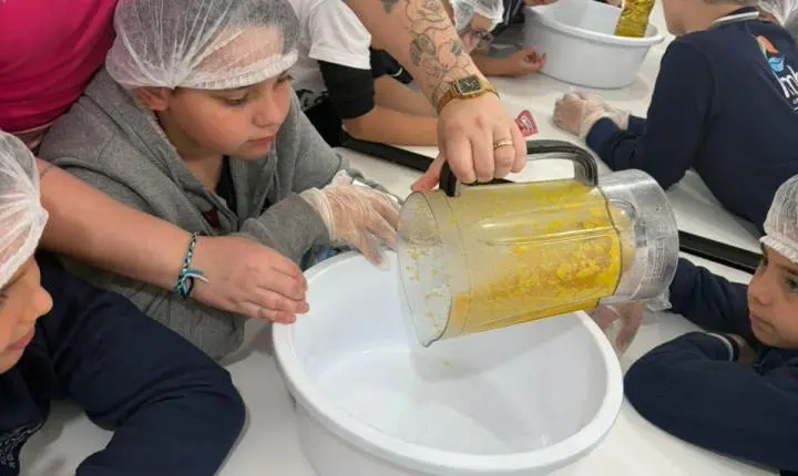 ALUNOS DA EMEF TIRADENTES RESGATAM HISTÓRIAS FAMILIARES POR MEIO DE LIVRO DE RECEITASALUNOS DA EMEF TIRADENTES EM IMBÉ RESGATAM HISTÓRIAS FAMILIARES POR MEIO DE LIVRO DE RECEITAS