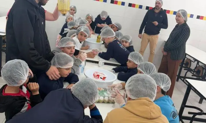 ALUNOS DA EMEF TIRADENTES RESGATAM HISTÓRIAS FAMILIARES POR MEIO DE LIVRO DE RECEITASALUNOS DA EMEF TIRADENTES EM IMBÉ RESGATAM HISTÓRIAS FAMILIARES POR MEIO DE LIVRO DE RECEITAS