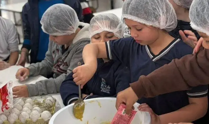 ALUNOS DA EMEF TIRADENTES RESGATAM HISTÓRIAS FAMILIARES POR MEIO DE LIVRO DE RECEITASALUNOS DA EMEF TIRADENTES EM IMBÉ RESGATAM HISTÓRIAS FAMILIARES POR MEIO DE LIVRO DE RECEITAS