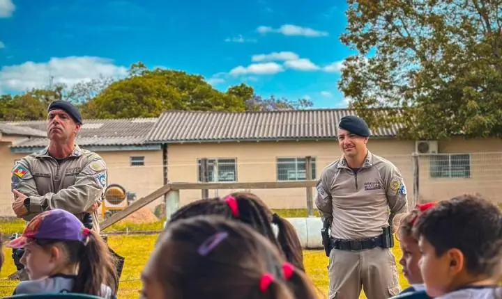 Alunos da escola Adventista visitam o Canil Regional do CRPO Litoral