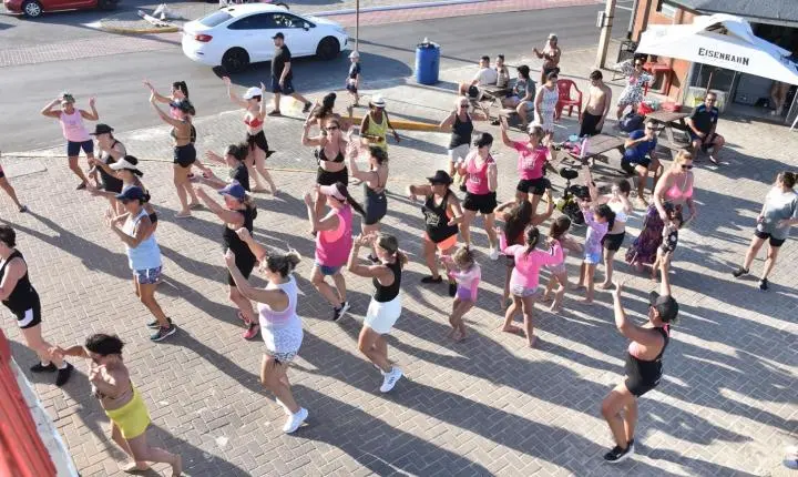 Aulão de dança movimentou a  beira-mar de Imbé