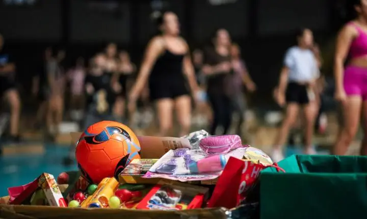 AULÃO SOLIDÁRIO DE STEP ARRECADOU BRINQUEDOS NO GINÁSIO MUNICIPAL DE IMBÉ