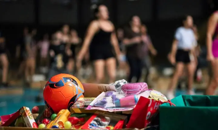 AULÃO SOLIDÁRIO DE STEP ARRECADOU BRINQUEDOS NO GINÁSIO MUNICIPAL DE IMBÉ