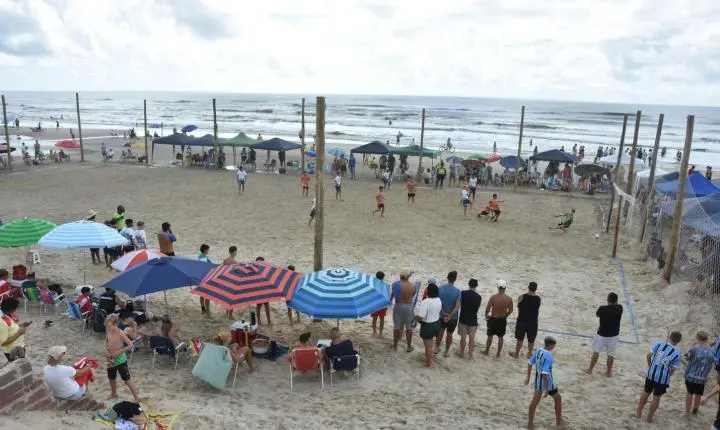 Balneário Harmonia recebeu competição de futebol de areia de base