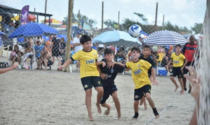 Balneário Harmonia recebeu competição de futebol de areia de base