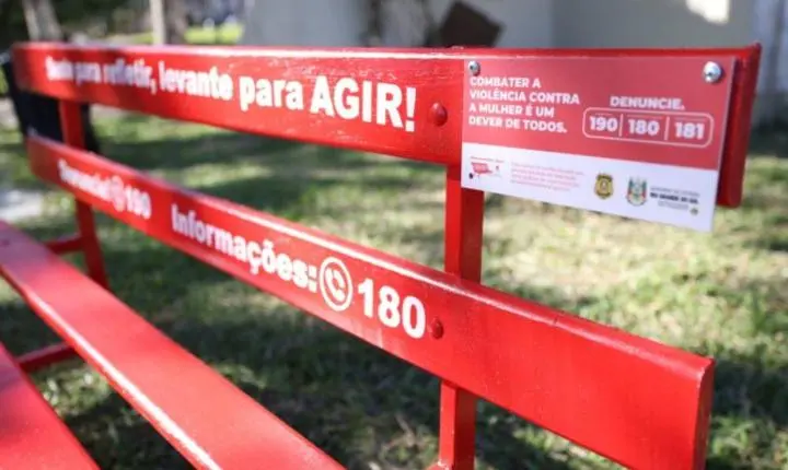 Bancos Vermelhos fabricados por apenados são usados para alertar sobre violência contra mulheres