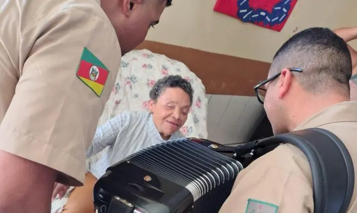 Banda da Brigada Militar leva música e alegria ao Lar Municipal de Cidreira