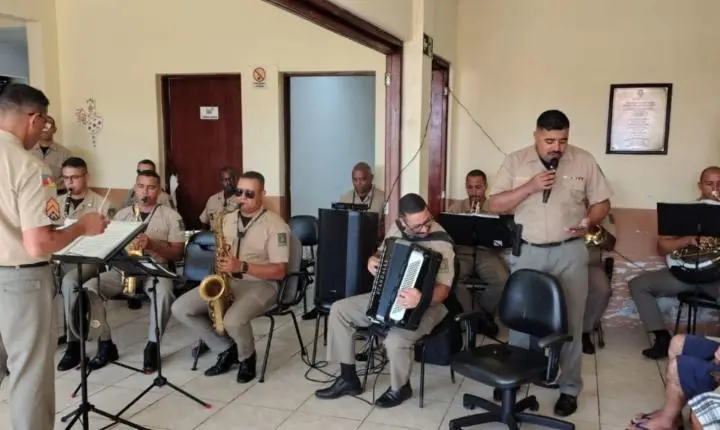 Banda da Brigada Militar leva música e alegria ao Lar Municipal de Cidreira