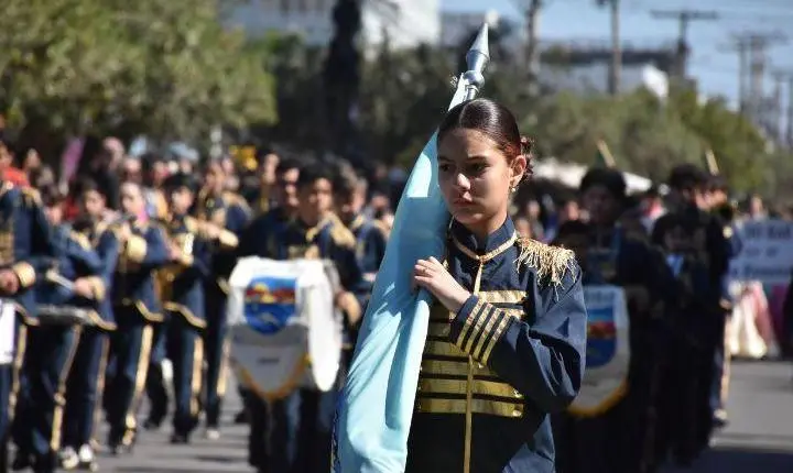  Banda Municipal de Imbé se apresenta em desfile cívico de Tramandaí