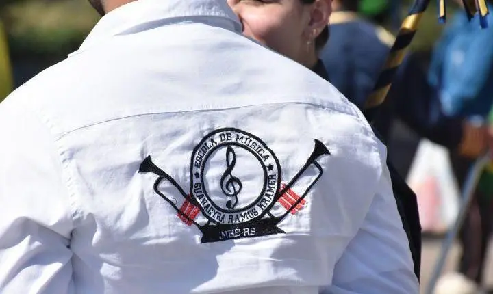  Banda Municipal de Imbé se apresenta em desfile cívico de Tramandaí