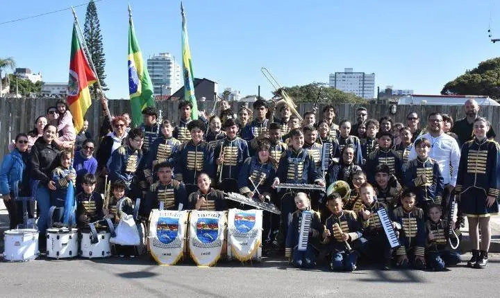  Banda Municipal de Imbé se apresenta em desfile cívico de Tramandaí