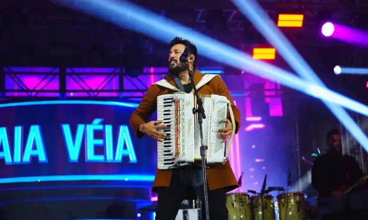  BANDA TRAIA VÉIA ATRAI GRANDE PÚBLICO NA PRIMEIRA NOITE DA 34 FESTA NACIONAL DO PEIXE EM TRAMANDAÍ