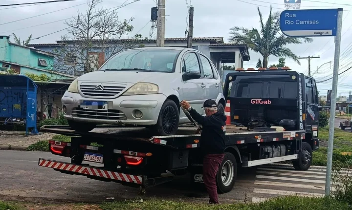 Bm E Prefeitura De Xangri-Lá Realizam Operação Conjunta E Removem Veículos Abandonados Nas Vias Públicas