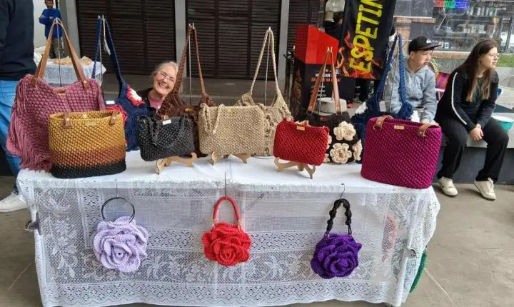 BRIQUE DAS CARRETAS GAUDÉRIO E SHOW COM HERMANOS GUEDES LEVAM CULTURA E ENTRETENIMENTO AO LARGO DOS ESTUDANTES EM OSÓRIO