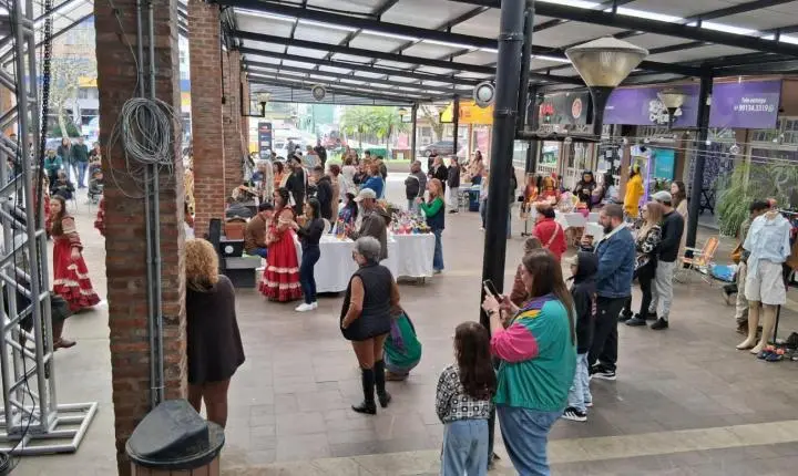 BRIQUE DAS CARRETAS GAUDÉRIO E SHOW COM HERMANOS GUEDES LEVAM CULTURA E ENTRETENIMENTO AO LARGO DOS ESTUDANTES EM OSÓRIO