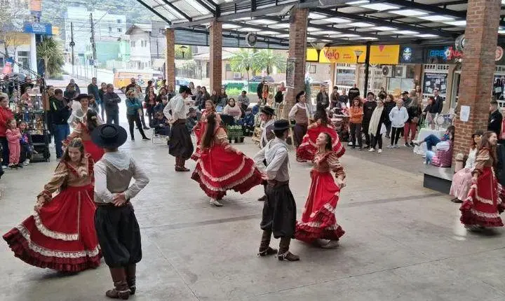 BRIQUE DAS CARRETAS GAUDÉRIO E SHOW COM HERMANOS GUEDES LEVAM CULTURA E ENTRETENIMENTO AO LARGO DOS ESTUDANTES EM OSÓRIO