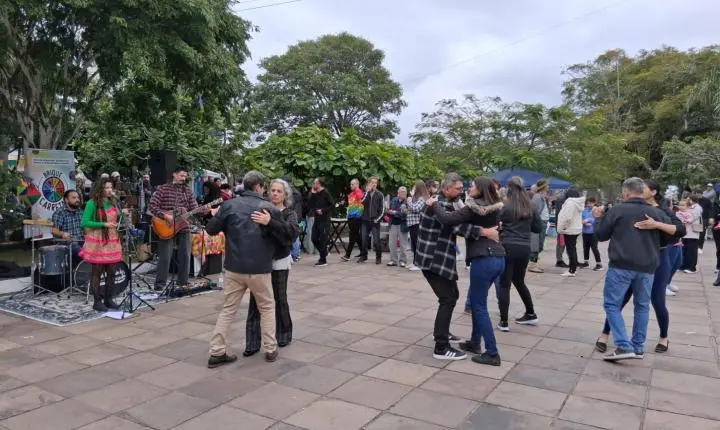 Brique das Carretas junino reúne público em tarde de forró, show e troca de figurinhas da Copa