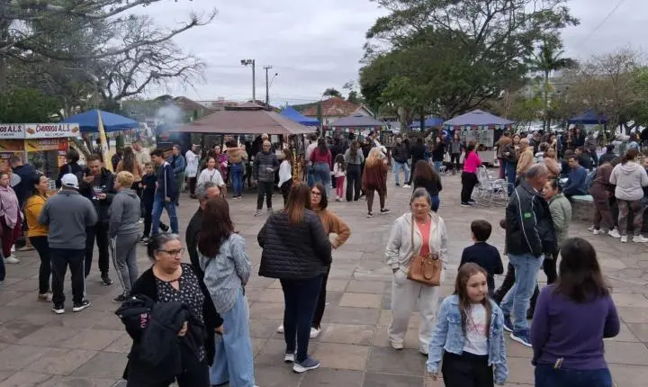 Brique das Carretas junino reúne público em tarde de forró, show e troca de figurinhas da Copa