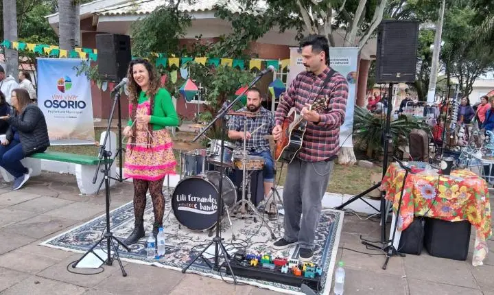 Brique das Carretas junino reúne público em tarde de forró, show e troca de figurinhas da Copa