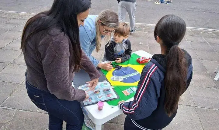 Brique das Carretas junino reúne público em tarde de forró, show e troca de figurinhas da Copa