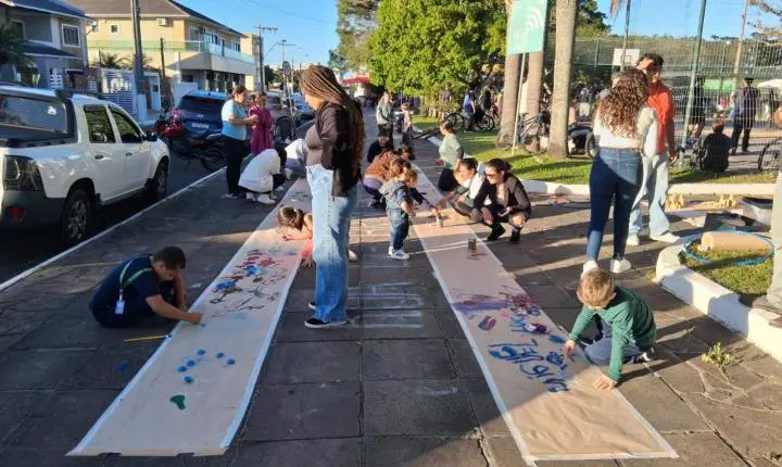 Brique das Carretas reúne grande público em tarde de teatro para as crianças