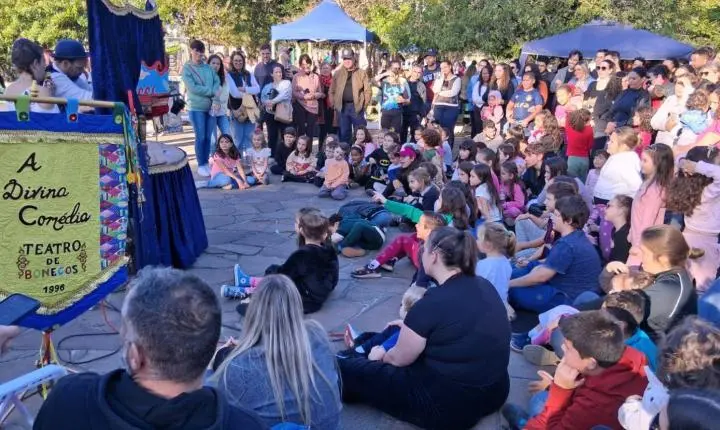 Brique das Carretas reúne grande público em tarde de teatro para as crianças
