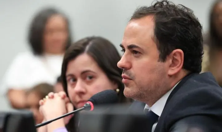 Câmara decide suspender Glauber Braga por 6 meses