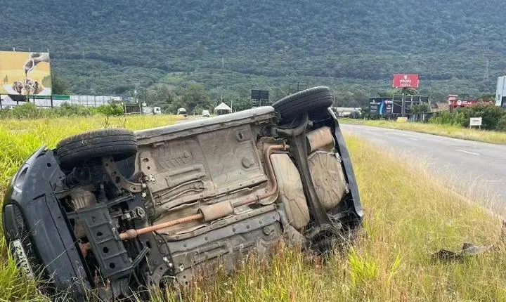  Capotamento é registrado no mesmo dia na alça de acesso da RS-030, em Osório