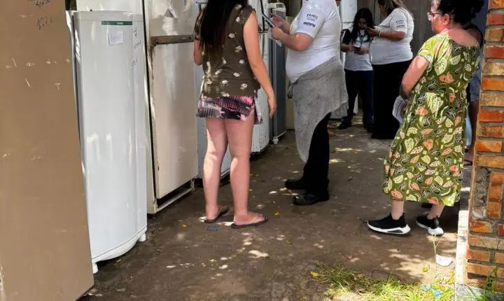 CEEE Equatorial entrega 20 geladeiras a moradores de Imbé