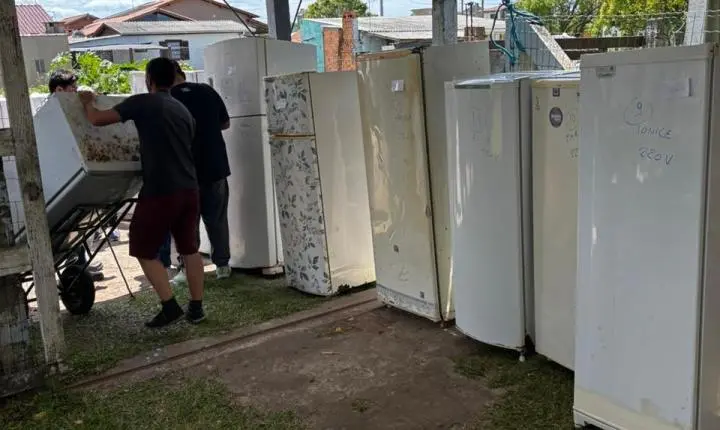CEEE Equatorial entrega 20 geladeiras a moradores de Imbé