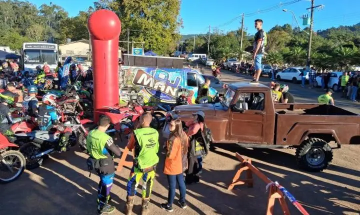 CERCA DE 500 MOTOCICLISTAS PARTICIPAM DO 15° ENCONTRO DOS TRILHEIROS DOS VENTOS EM OSÓRIO