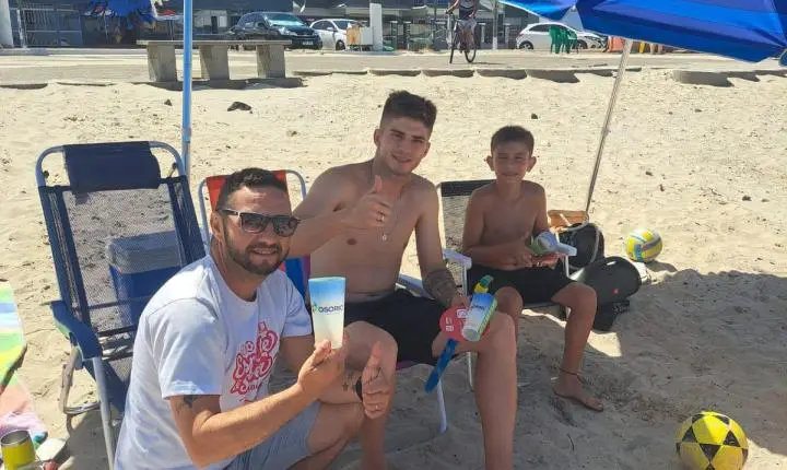 ♻️🌊 COPOS DO PROGRAMA JOGUE LIMPO COM OSÓRIO SÃO DISTRIBUÍDOS EM AÇÃO DE EDUCAÇÃO AMBIENTAL EM ATLÂNTIDA SUL 🥤🌱💚