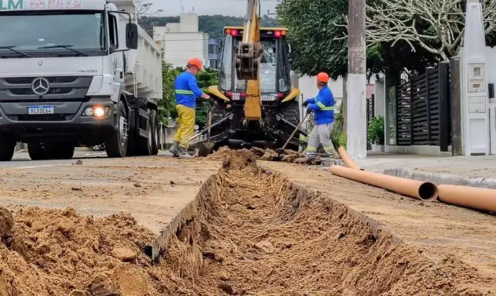 Corsan inicia obra de extensão de rede de esgoto na Rua Manoel Marques da Rosa, em Osório