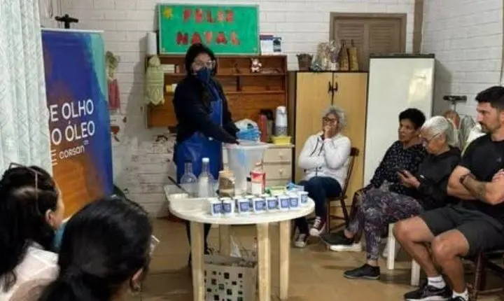  CORSAN ORIENTA GRUPO DA TERCEIRA IDADE SOBRE DESCARTE CORRETO DE ÓLEO DE COZINHA USADO