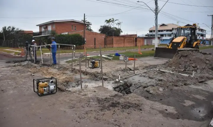 Corsan realiza ligação de redes de drenagem em Imbé