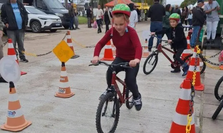 Crianças aprendem segurança no trânsito em circuito para bicicletas na Expointer