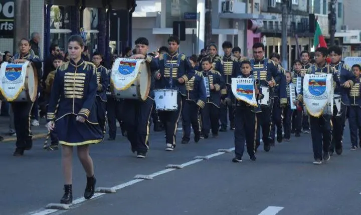 DESFILE CÍVICO DE OSÓRIO CONTA COM A PRESENÇA DA BANDA MUNICIPAL DE IMBÉ