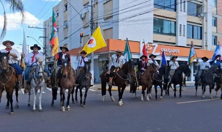 Desfile Farroupilha reúne mais de 20 entidades tradicionalistas em Osório