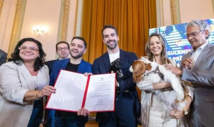Eduardo Leite e Gabriel Souza sancionam criação do primeiro fundo estadual de bem-estar de animais domésticos do Brasil
