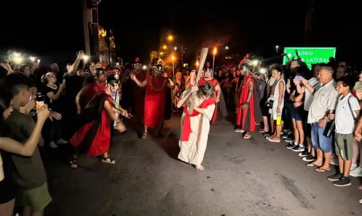 ESPETÁCULO “LUZES DA PAIXÃO” EMOCIONA MULTIDÃO NO MORRO DA BORÚSSIA