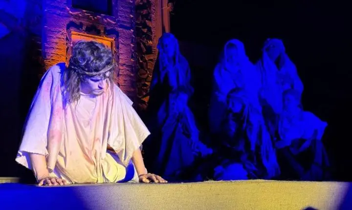 ESPETÁCULO “LUZES DA PAIXÃO” EMOCIONA MULTIDÃO NO MORRO DA BORÚSSIA