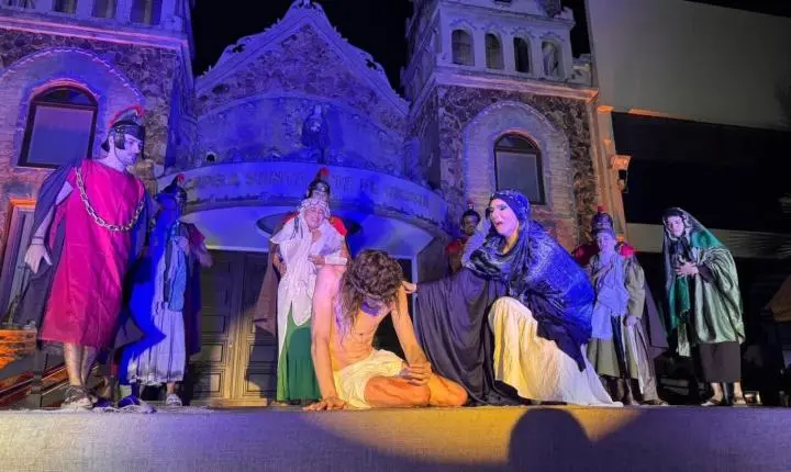 ESPETÁCULO “LUZES DA PAIXÃO” EMOCIONA MULTIDÃO NO MORRO DA BORÚSSIA